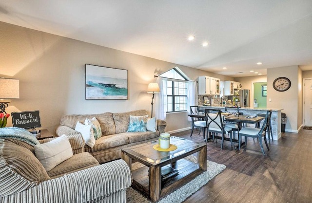 Walk to 76 Strip! Pet-Friendly Branson Retreat