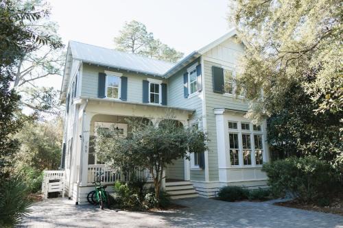 Walk to Beach 2 Shared Pools Enclosed Porch Bikes 30A Hideaway by AvantStay