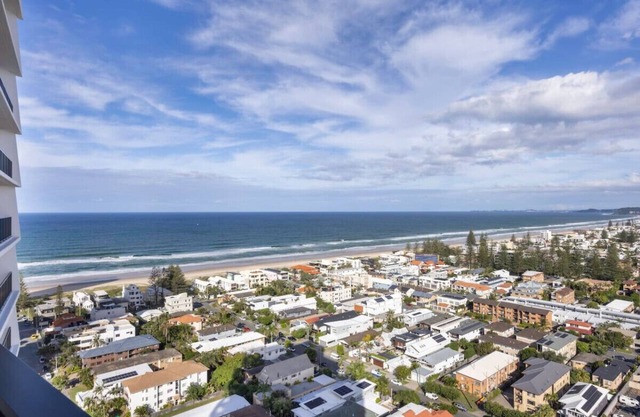 Walk to beach/2BR Apt/Pool & Gym/Free Carpark