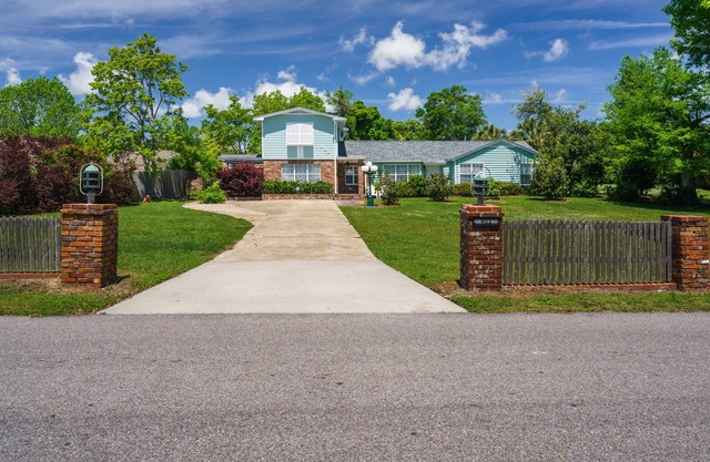 WALK TO BEACH, 5 BEDROOM, PRIVATE POOL,