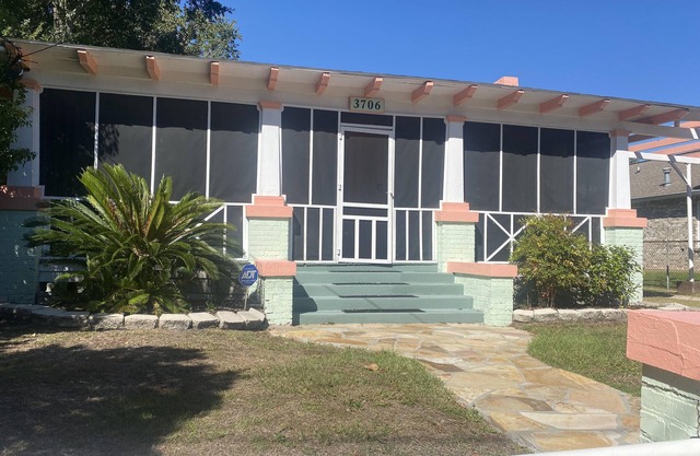 Walk to beach, casinos from grand historic home & pet friendly fenced yard