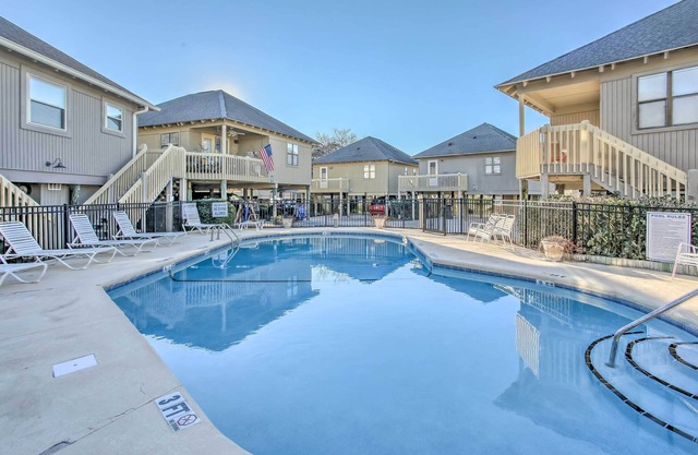 Walk to Beach: Dog-Friendly Myrtle Beach Cottage!