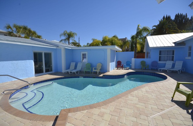 Walk to beach Heated POOL King bed DAILY WEEKLY Villa 1 SPECIALS