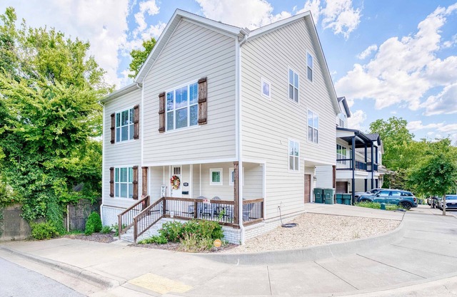 Walk-to-Campus 6BR Retreat - Steps to Razorback Stadium & UA