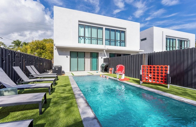 Walk to Design District Hotspots, Two Villas & Private Pools, Paris/Havana Art