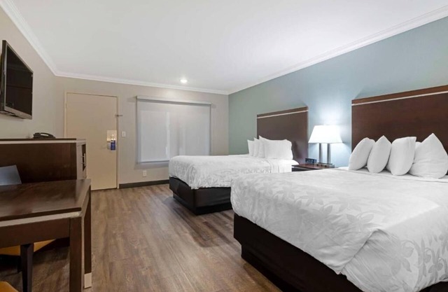 Walk to Disneyland! Relax in a Comfortable Room w/Parking