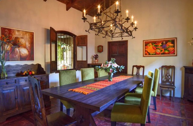 Walk to downtown Beautifull villa. Gated neighborhood. Fast internet. Purified .