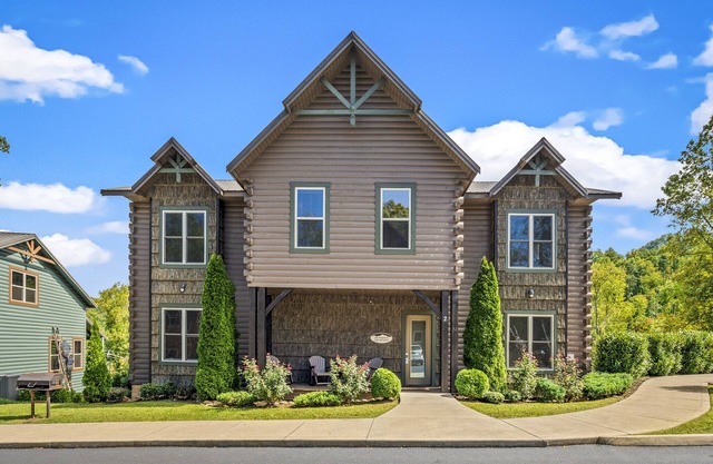 Walk to Downtown Gatlinburg! Game/Theater Room, Pool Access, Hot Tub! Sleeps 64
