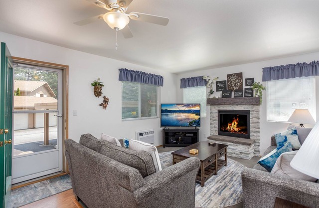 Walk to Downtown, Summer Air Conditioning and Free Parking, Pets, Grnd Flr