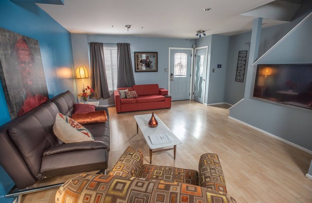 Walk To Everything In Downtown Harrisburg - 5 min to Farm Show - Private Parking