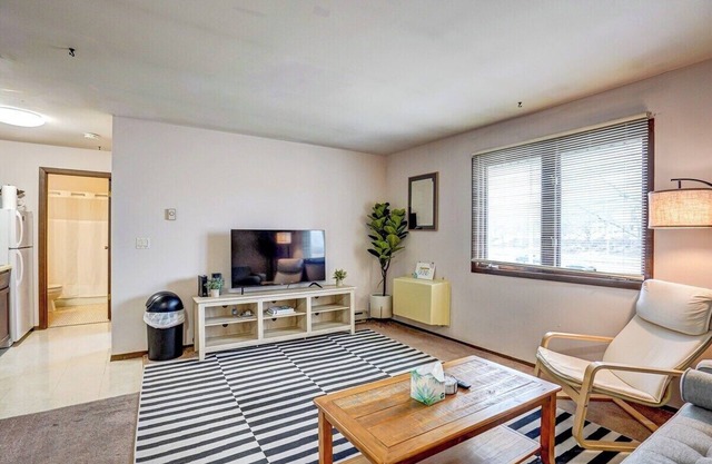 Walk to hospital&campus|Free parking|w/desk&works