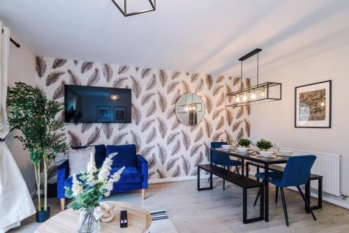 Walk to JLR 3 BDR Driveway for 2 - Airport - 5 Beds- 3 WC-Speke Boulevard-South Liverpool-Sleeps 9 - Fully Equipped Home - Longer Stays Available Lower - Regular Work Stays Welcome - ARZ Stays