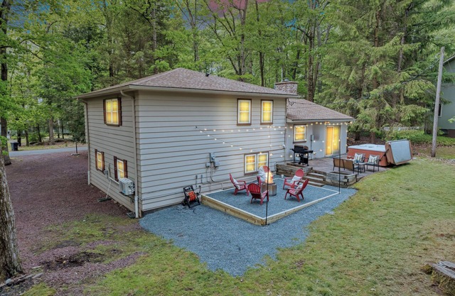 Walk to Lake + Waterpark : Game Room : Hot Tub