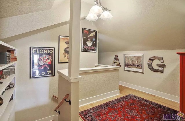 Walk to LSU campus, LSU Lakes, Perkins Restaurants, with a Large Swimming Pool!