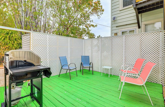 Walk to Manatee River: Palmetto Unit w/Sunroom