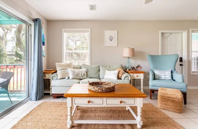 Walk to marina, boat trailer parking, bring your pup!