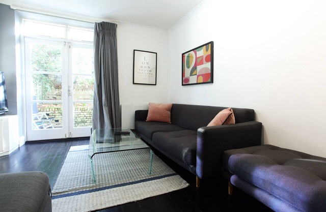 Walk to Notting Hill/Paddington 1 B/R with patio