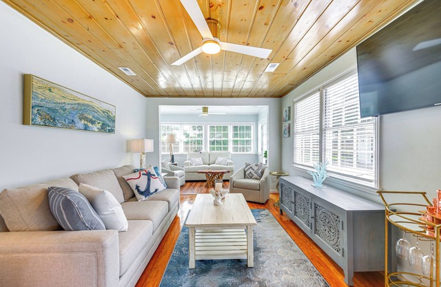 Walk to Ocean: ‘Pearl Cottage’ in Atlantic Beach