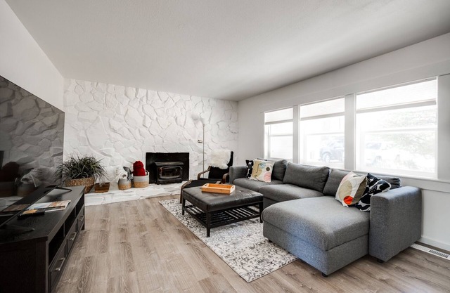 Walk to Old Mill- Remodeled cozy house to get away