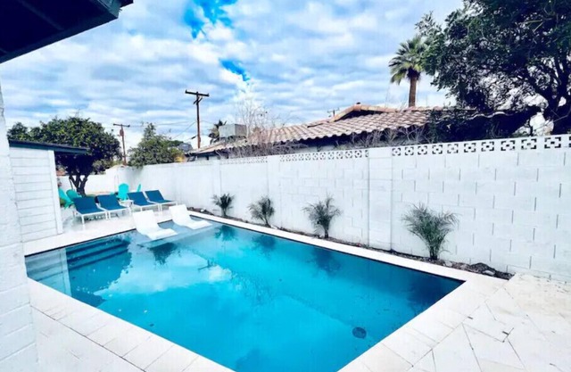 Walk to Old Town - Heated Pool + Golf + Games