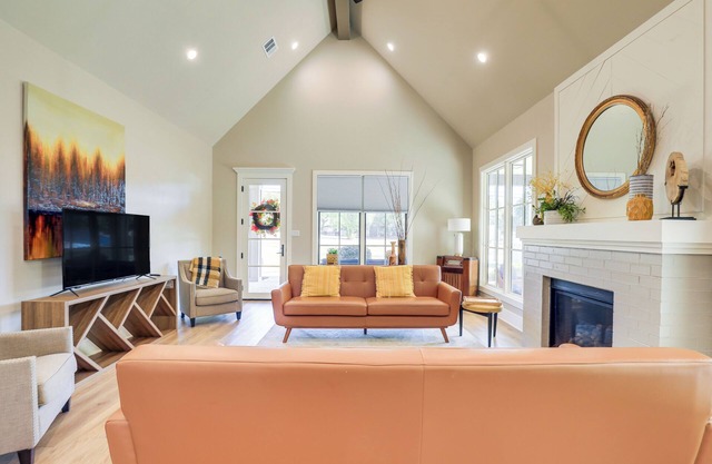 Walk to Shops & Winery! Stylish Dtwn Ovilla Home