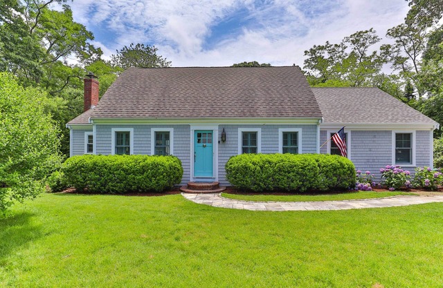 Walk to Skaket Beach: Charming Cottage w/Deck