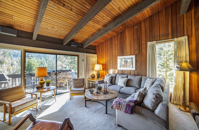 Walk to Ski Lifts at Canyon Lodge! 4 Bedroom Home with Mtn Views & Wifi!
