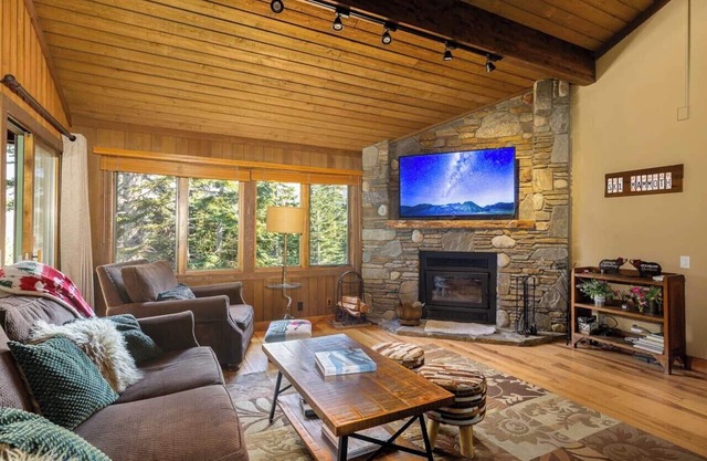 Walk to Ski & Village, Views Condo, Pool & Spa 315
