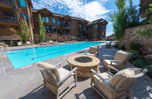Walk to Skiing, Exceptional Juniper Landing 2 BR, Private Hot Tub, Golf Course Views, Outdoor Pool