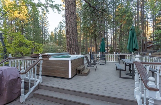 Walk to Summit, Spa, BBQ, Fireplace