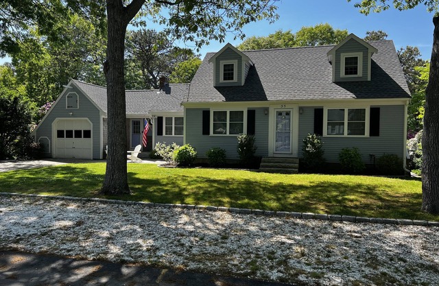 Walk to the beach from the cutest house ever!