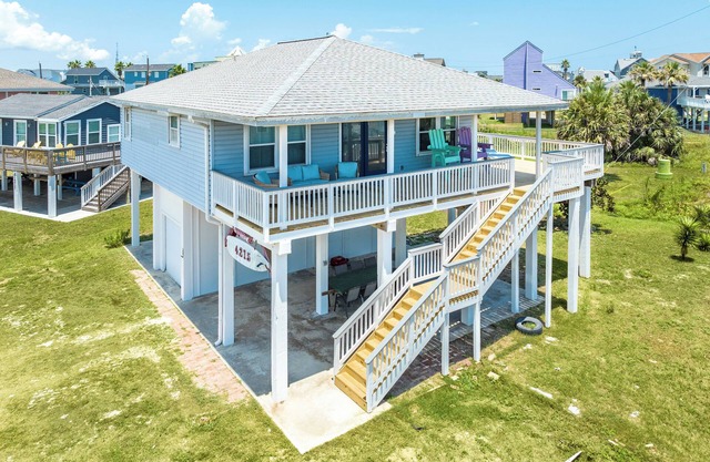 Walk to the Beach! Full Updated Interior, Outdoor Shower, Dog Friendly