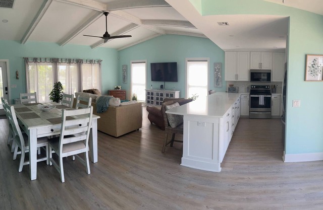 Walk to the Beach. Just Renovated. Well Stocked! Serenity and Shelling Oasis.