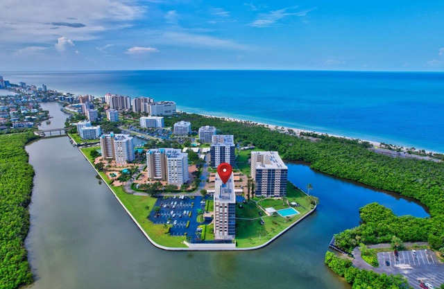 Walk To The Beach! Naples Condo w/Unobstructed Views Of The Gulf, Bay And Pool!