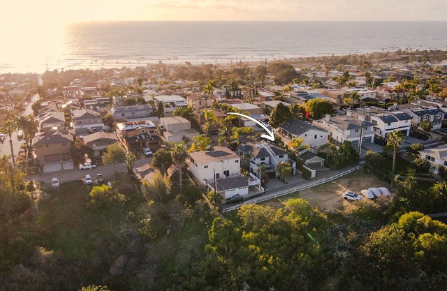 Walk to the Beach/Rooftop Deck with Views/7 beds- 2 Kings/A/C