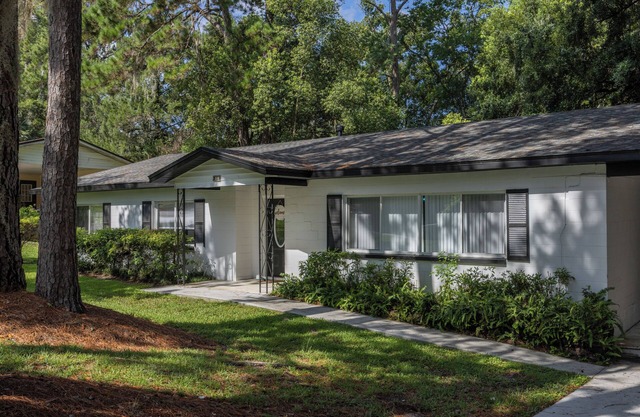 Walk to the UF football stadium from this spacious 4BR/2BA home that sleeps 14!