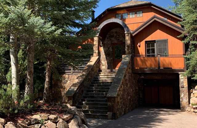 Walk to town! 4 bdrms all king beds. Great ski house w/hot tub near Snyder Park