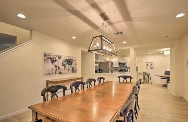 Walk to TX State-0.7 miles! 5 BR, 2 kings, Firepit