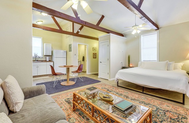 Walkable Studio 1 Mi to Riverwalk & Dtwn Bradenton