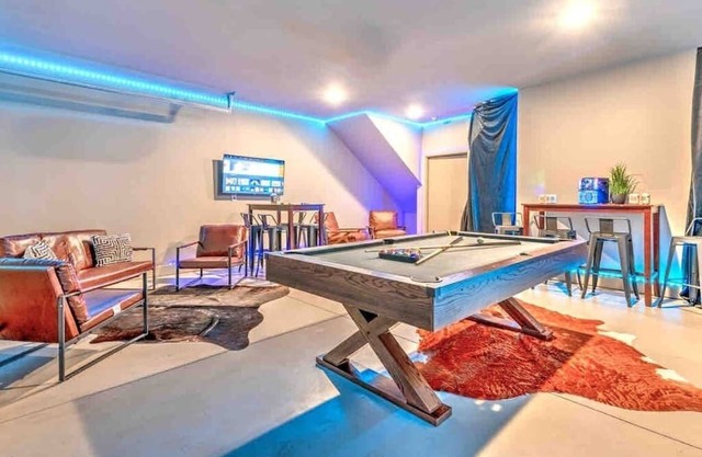 Wallen World-Lux Home w/14 Beds! Game Room/Rooftop