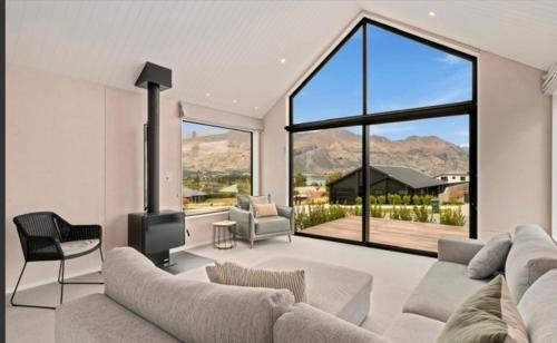 Wanaka Views with Outdoor dining area Games room for kids Sleeps 8