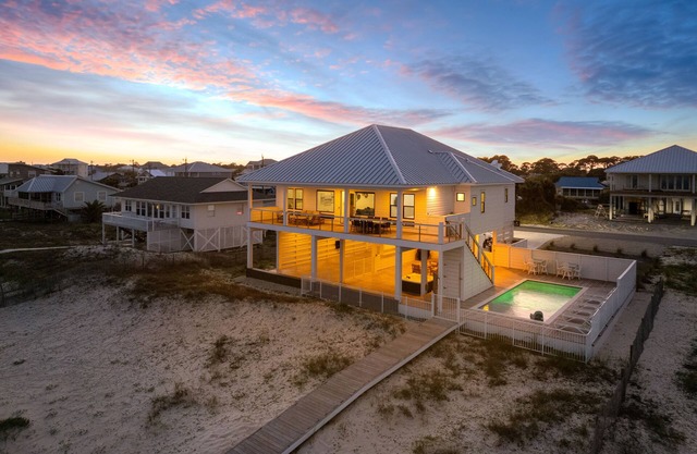 Wander St. George Island sleeps 20, w/Pools/Workstations & Hot tub, 7 Bedrooms