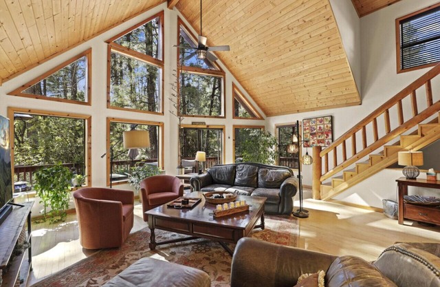 Wandering Elk Cabin in Pine