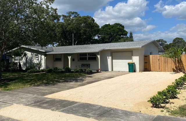 “WANDERLUST” 3/2 Private Home with Game Room and Heated Pool