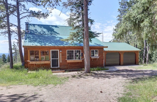 Wanderlust Cabin - With private hot tub!