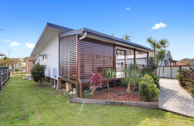 Wanera Crescent Head