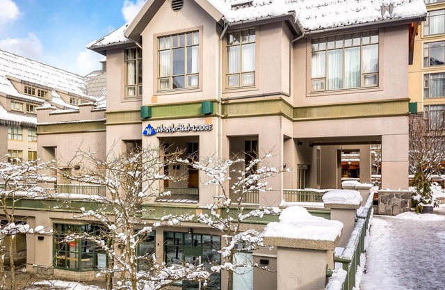 Warm 5th-floor studio with electric fireplace - near the lifts & golf course