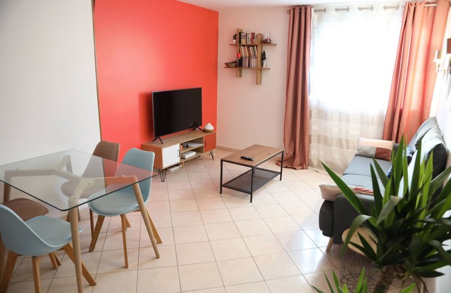 Warm, Calm Flat Near Orly Airport and Paris Center !