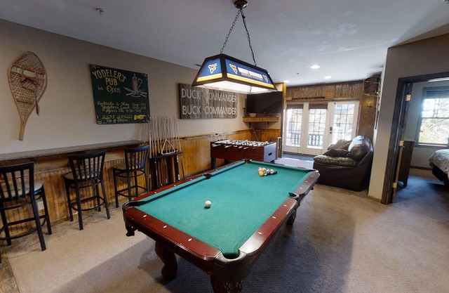 Warm & Inviting 7BR with Gaming Den by RedAwning