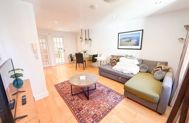 Warm Little Venice 4-bedroom House - free Parking